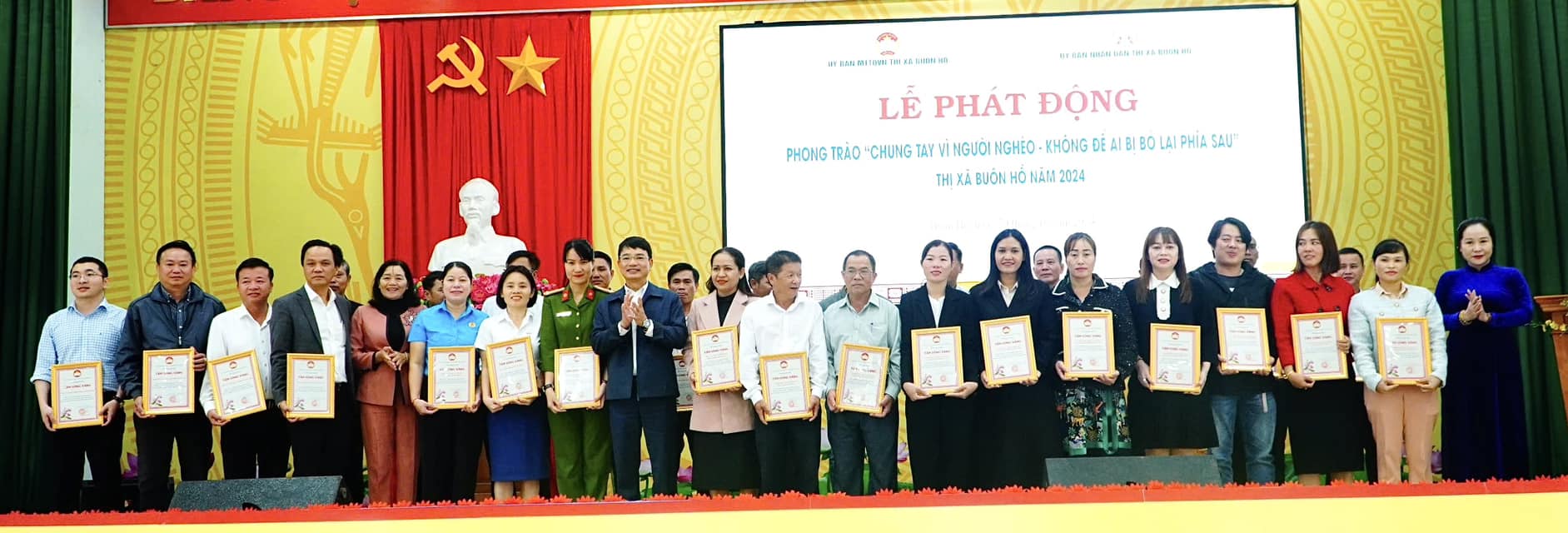 Lễ phát động “Chung tay vì người nghèo - không để ai bị bỏ lại  phía sau”